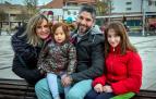 Daira Medina García, con sus padres, Izaskun García Blanco  y David Medina Pinto, y su hermana mayor, Maider, en una plaza de Mutilva, donde reside la familia