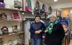 Ascen Sanz de Galdeano y Garbiñe Zabalza, dueñas de Maitagarri, en la calle Mayor número 7