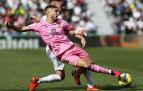 El jugador del Elche José Angel Carmona , que terminó siendo expulsado, presiona al centrocampista Óscar Gil .