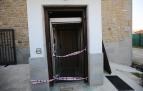 Puerta con el ascensor en el bajo tras precipitarse en la vivienda de Salinas de Ibargoiti.