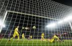 La defensa del Cádiz no puede evitar el 1-0, obra de Sergi Roberto.