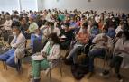 Un grupo de médicos durante la asamblea que se celebró ayer en el Hospital Universitario de Navarra para decidir sobre el acuerdo con Salud y el fin de huelga