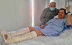 Manuel Mozota, ayer en la cama del hospital. Con él, su padre, el otorrino José Ramón Mozota