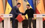 El presidente del Gobierno, Pedro Sánchez, saluda al presidente de Ucrania, Volodímir Zelenski en Kiev