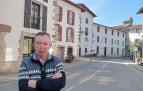 Martín Goikoetxea Plaza 'Goiko', frente a la casa en la que nació, en la calle Alzate de Bera.