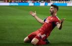 Vuelve la foto de celebración de Osasuna en el vestuario con dedicatoria especial