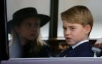 El príncipe Jorge, junto a su hermana, en el funeral de Isabel II