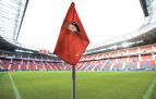 Un banderín, con el escudo de Osasuna bordado, en una de las esquinas del estadio de El Sadar.