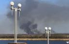 El humo se eleva sobre la orilla izquierda del río Dniéper controlado por Rusia después de ser atacado por el ejército ucraniano cerca de la ciudad de Kherson, Ucrania.