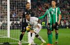 Vinicius y Claudio Bravo, en una jugada del partido entre el Betis y el Real Madrid