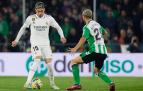 El centrocampista del Real Madrid Fede Valverde encara con el balón a un jugador del Betis