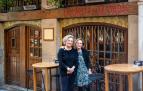 Maite y Clara Fernández Santacruz, en el exterior de la Hostería del Temple, en la calle Curia