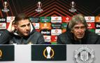 Joaquín y Pellegrini en la rueda de prensa previa al choque contra el Manchester United.
