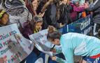 Patri Zugasti firma autógrafos tras el partido a dos niñas que acudieron al encuentro en Tajonar