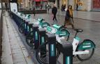 Hilera de bicicletas eléctricas en un punto de carga de Pamplona.