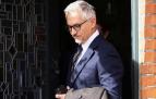El exfutbolista y presentador televisivo Gary Lineker sale de su domicilio en Londres.
