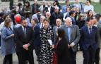 EL GOBIERNO, EN PRECAMPAÑA. La presidenta María Chivite convocó a los medios de comunicación ayer a las 12 horas para dar a conocer el balance de la legislatura. El lugar elegido no fue la sala de prensa sino los jardines del Palacio de Navarra, donde se colocaron sillas para los periodistas y un atril frente a ellos con un micrófono desde el que intervino la presidenta. De pie, a su derecha, se situaron los miembros de su Ejecutivo y, a su izquierda, directores generales y jefes de gabinete. Luego se retiraron las sillas para que todos los cargos posaran para una foto.