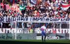 Pancarta en la grada del Sánchez Pizjuán con mensajes contra la corrupción arbitral durante el Sevilla-Almería.