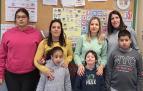 Alumnado, tutora y educadoras del aula colorines del colegio público de Peralta.