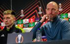 El defensa argentino Lisandro Martínez (izda.) y el técnico del Manchester United Ten Hag, durante la rueda de prensa previa al choque de vuelta de Europa League contra el Betis.