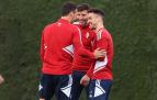 Unai García, David García y Kike Barja bromean durante el entrenamiento de este viernes 17 de marzo en Tajonar.