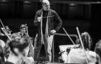 Borja Quintas, en uno de los ensayos con la Orquesta Sinfónica Universidad de Navarra, dirigirá la producción "Carmina Burana" con mas de 270 jóvenes en el escenario del MUN