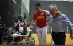 Xabi Tolosa, acompañado por el doctor Urrutia.
