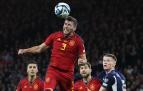 David García despeja un balón ante Escocia