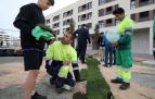 Durante toda la mañana los alumnos y alumnas han ido pasando a colocar su trozo de césped en el jardín del planeta de Ardoi