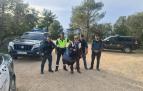 Javier Pérez, entre los agentes de la Guardia Civil que le ayudaron tras su accidente
