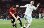 Kike Barja, que este sábado cumple añlos, pelea por el balón con Giovanni Gonzálezñ.