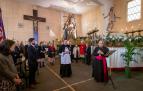En primer término, María Luisa Gabás, subpriora de la Hermandad de la Pasión; el escultor Rafael Martín; José Luis Lorda, capellán de la Hermandad y el arzobispo Francisco Pérez. A la derecha, la nueva imagen del Cristo Resucitado.