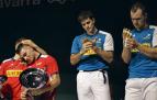 Aitor Elordi y José Javier Zabaleta aguardan en el podio a recibir el trofeo y la txapela de campeones del Parejas.  A su lado, Laso trata de consolar a Imaz