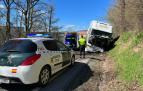 El camión con remolque ha quedado accidentado en el arcén en la N-121-A en el término de Lantz