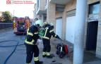 Imagen de los bombero trabajando en el incendio de una vivienda en Fitero