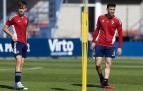 Pablo Ibáñez y Kike Barja, durante el entrenamiento de este viernes 7 de abril en Tajonar.