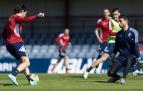 Juan Cruz trata de superar a Sergio Herrera durante el entrenamiento rojillo de este viernes.