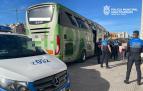 Un momento del registro policial en el autobús