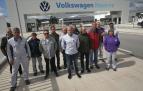 El comité de empresa de Volkswagen Navarra, en la puerta de la fábrica de Landaben, donde han realizado declaraciones ante la prensa