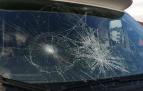 Estado de la luna delantera de una autocaravana tras recibir el impacto de unas piedras.
