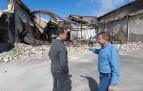 Por la izda.: José Manuel Sábada (director industrial) y José Antonio Munárriz (director industrial) delante de la nave destrozada por el incendio y que se va a reconstruir.