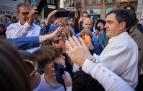 Mikel Garciandía porta la imagen ante decenas de personas, ayer en la plaza del Ayuntamiento de Pamplona.