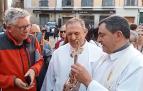 Mikel Garciandia explica a un turista el origen de la efigie de San Miguel de Aralar