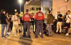 Agentes de la Policía Foral junto a los jóvenes en Huarte