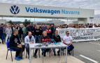 Concentración del comité de empresa de Volkswagen Navarra de este lunes en la puerta de la fábrica de Landaben