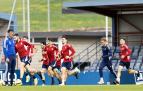 Los jugadores rojillos durante el entrenamiento de este lunes en Tajonar