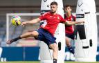 Iker Muñoz golpea el balón con la pierna derecha en la sesión preparatoria de ayer
