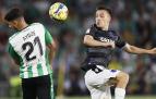 Ayoze y Gorosabel pugnan por un balón durante el encuentro en el Benito Villamarín