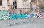 Los vecinos denuncian que la valla, usada de portería, lleva ahí “desde los Sanfermines pasados”