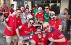 Aficionados de Osasuna por las calles de Sevilla.